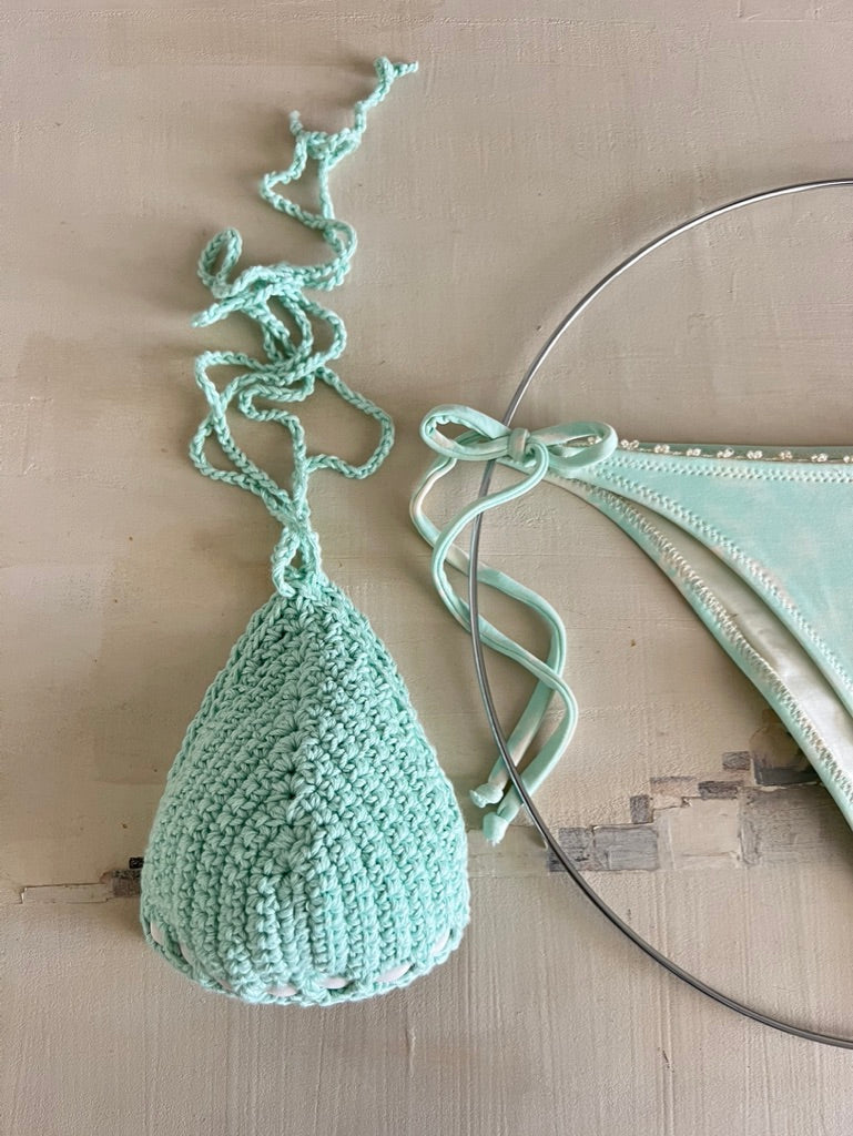 Bikini de ganchillo hecho a mano combinado con braguita de lycra de Maas Colors