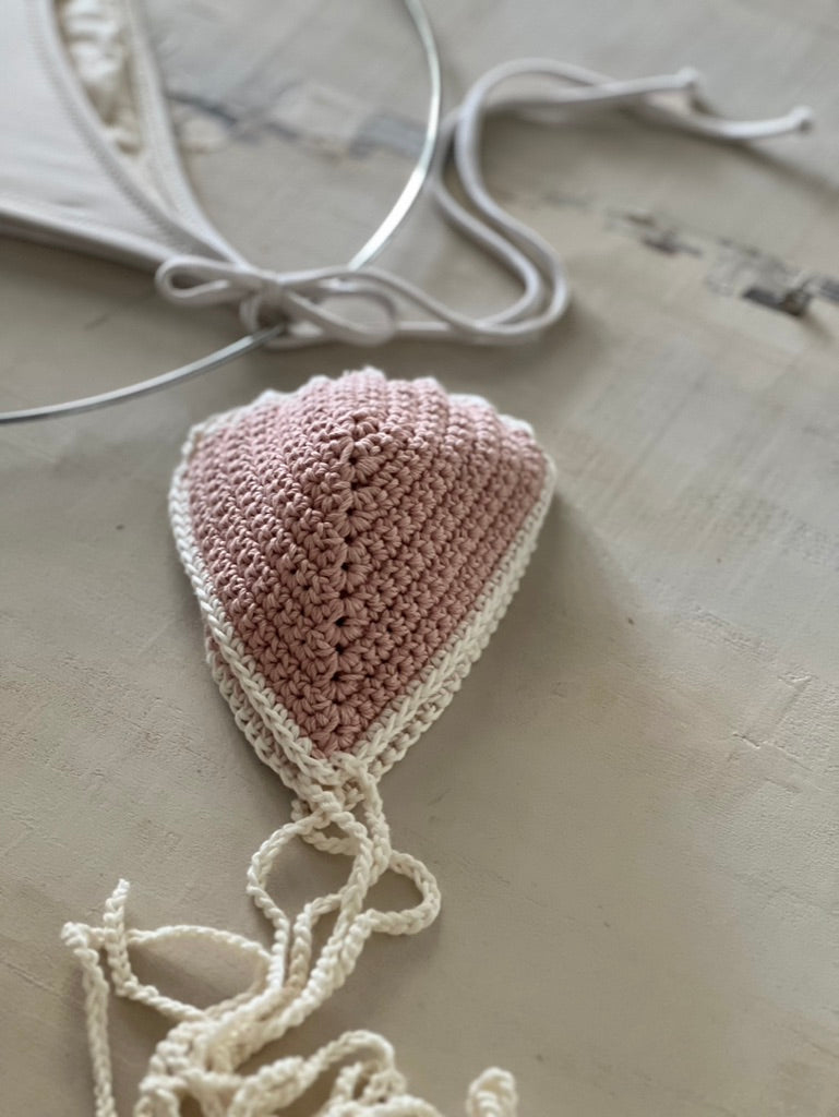 Bikini de ganchillo hecho a mano combinado con braguita de lycra de Maas Colors