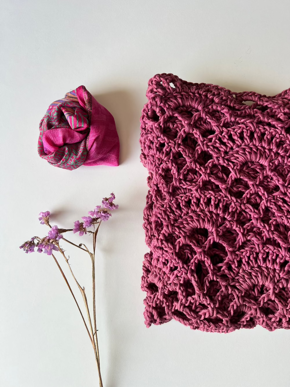 Chal de croché color malva de lana vegana tejido a mano en Barcelona de Maas Colors