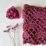 Chal de croché color malva de lana vegana tejido a mano en Barcelona de Maas Colors