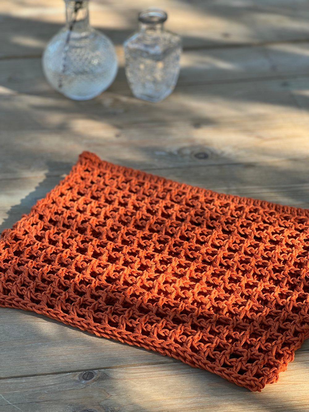 Mini falda de ganchillo de algodón orgánico hecha a mano en Barcelona de Maas Colors