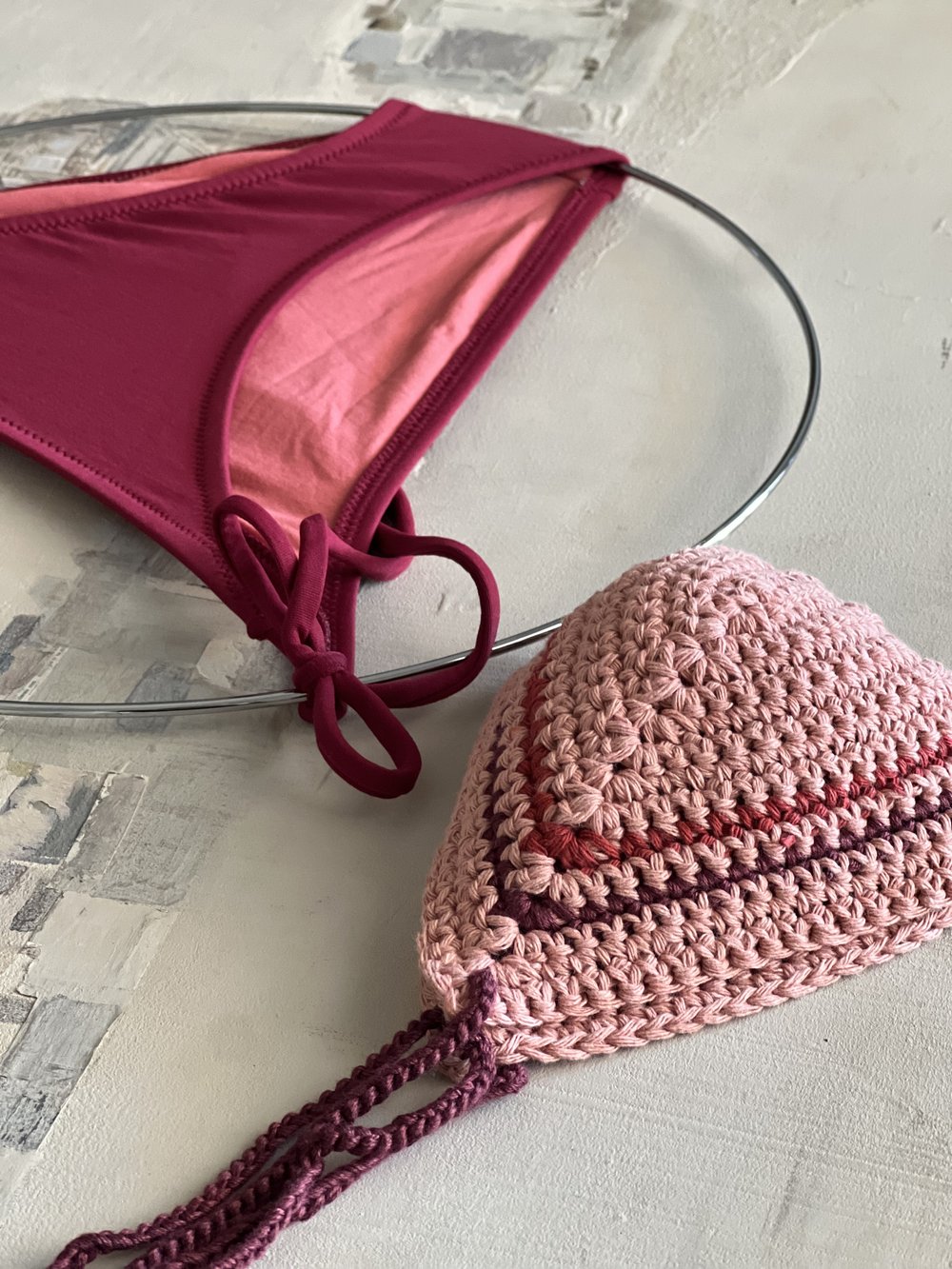 Bikini de ganchillo hecho a mano combinado con braguita de lycra de Maas Colors