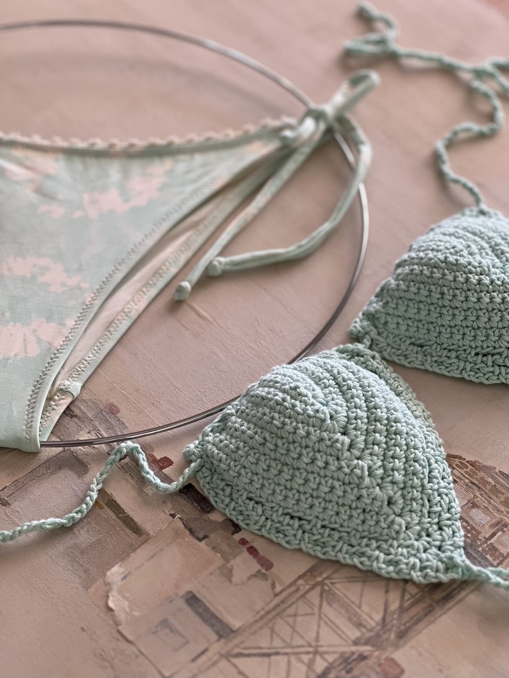 Bikini de ganchillo hecho a mano combinado con braguita de lycra de Maas Colors