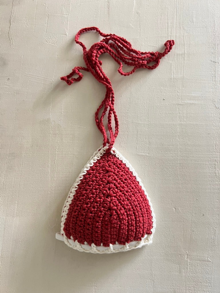 Bikini de ganchillo hecho a mano combinado con braguita de lycra de Maas Colors