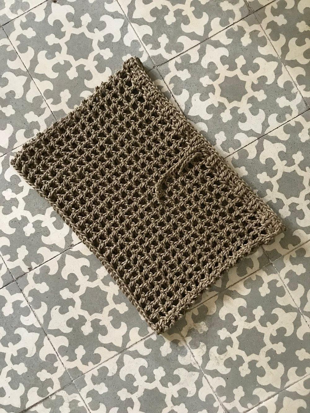 Mini falda de ganchillo de algodón orgánico hecha a mano en Barcelona de Maas Colors