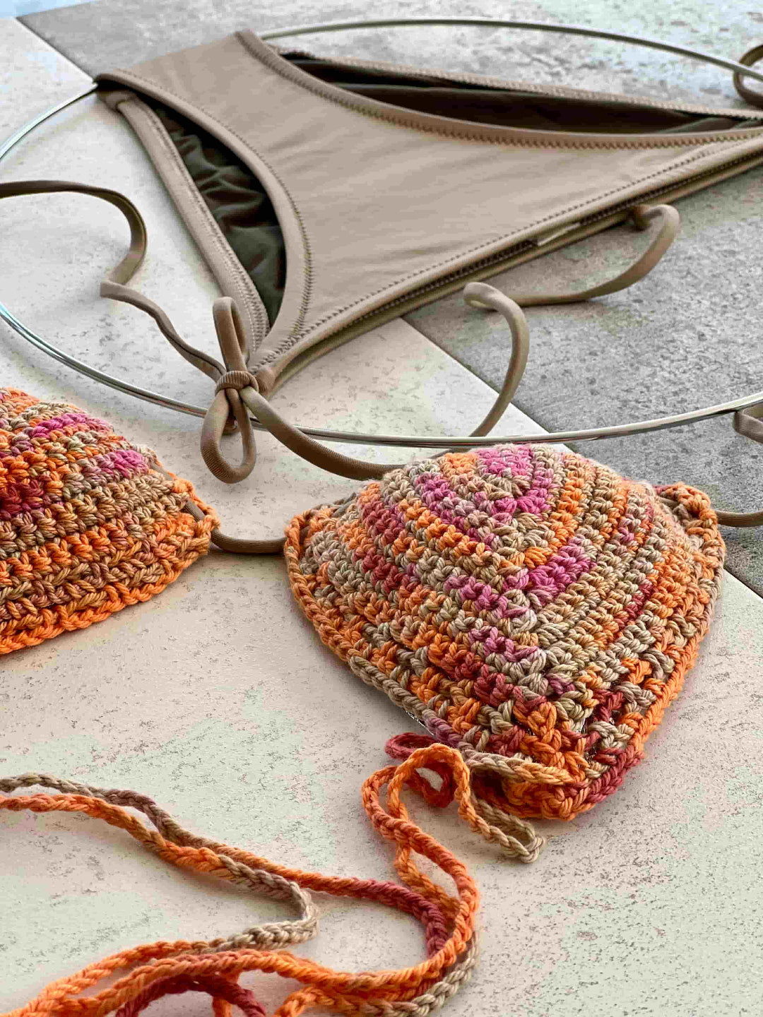 Bikini de ganchillo hecho a mano combinado con braguita de lycra de Maas Colors