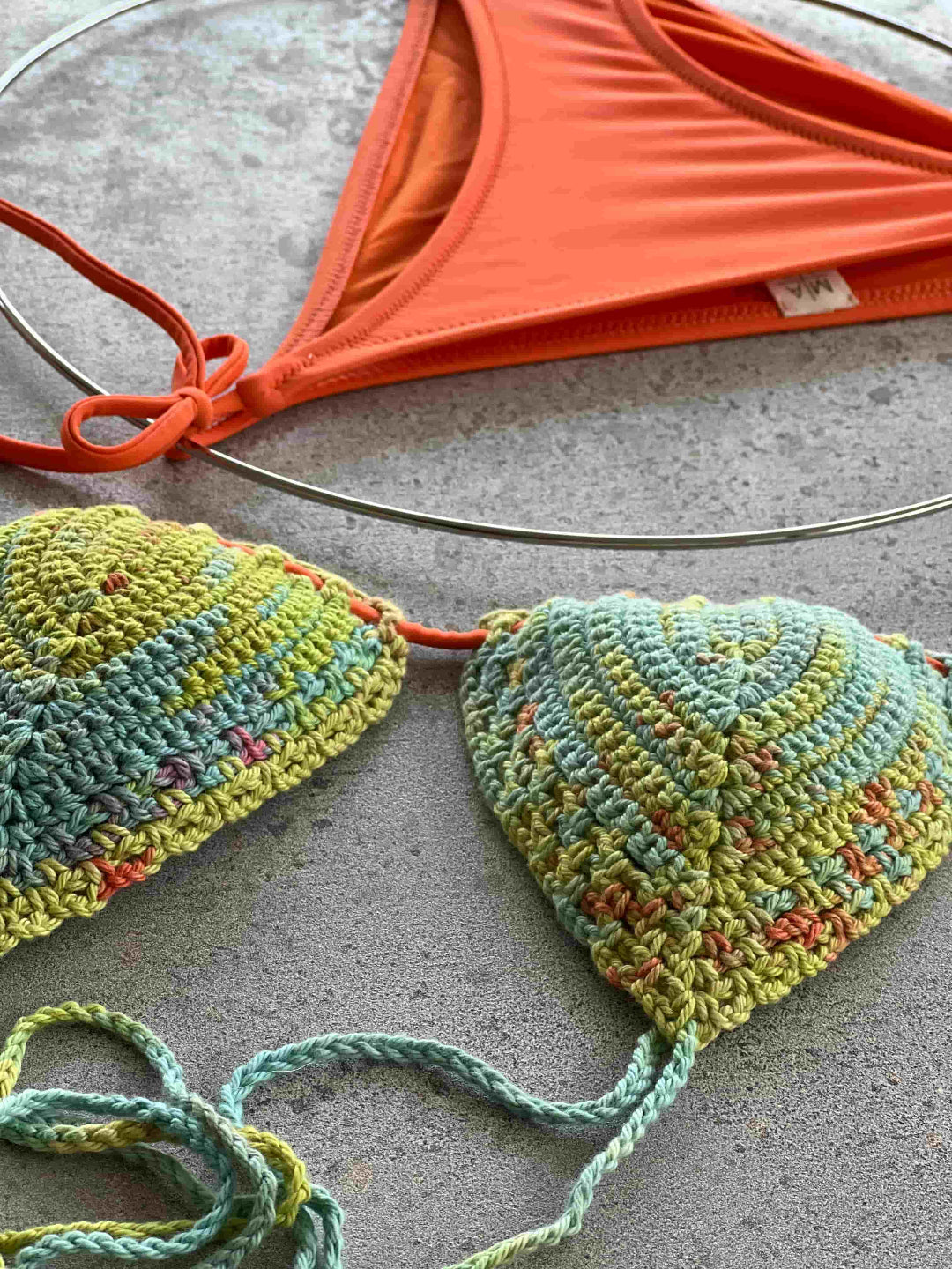 Bikini de ganchillo hecho a mano combinado con braguita de lycra de Maas Colors