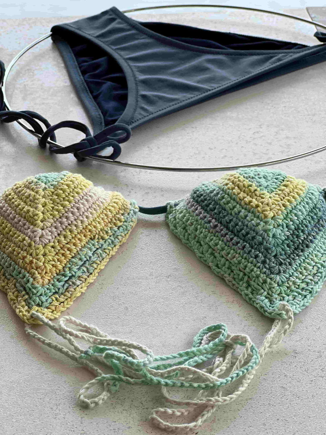 Bikini de ganchillo hecho a mano combinado con braguita de lycra de Maas Colors