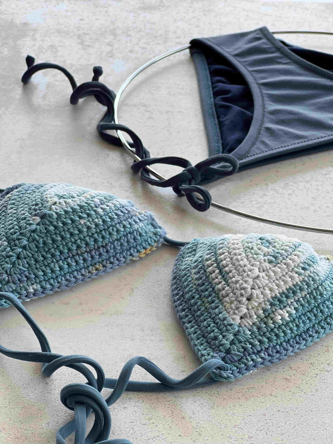 Bikini de ganchillo hecho a mano combinado con braguita de lycra de Maas Colors