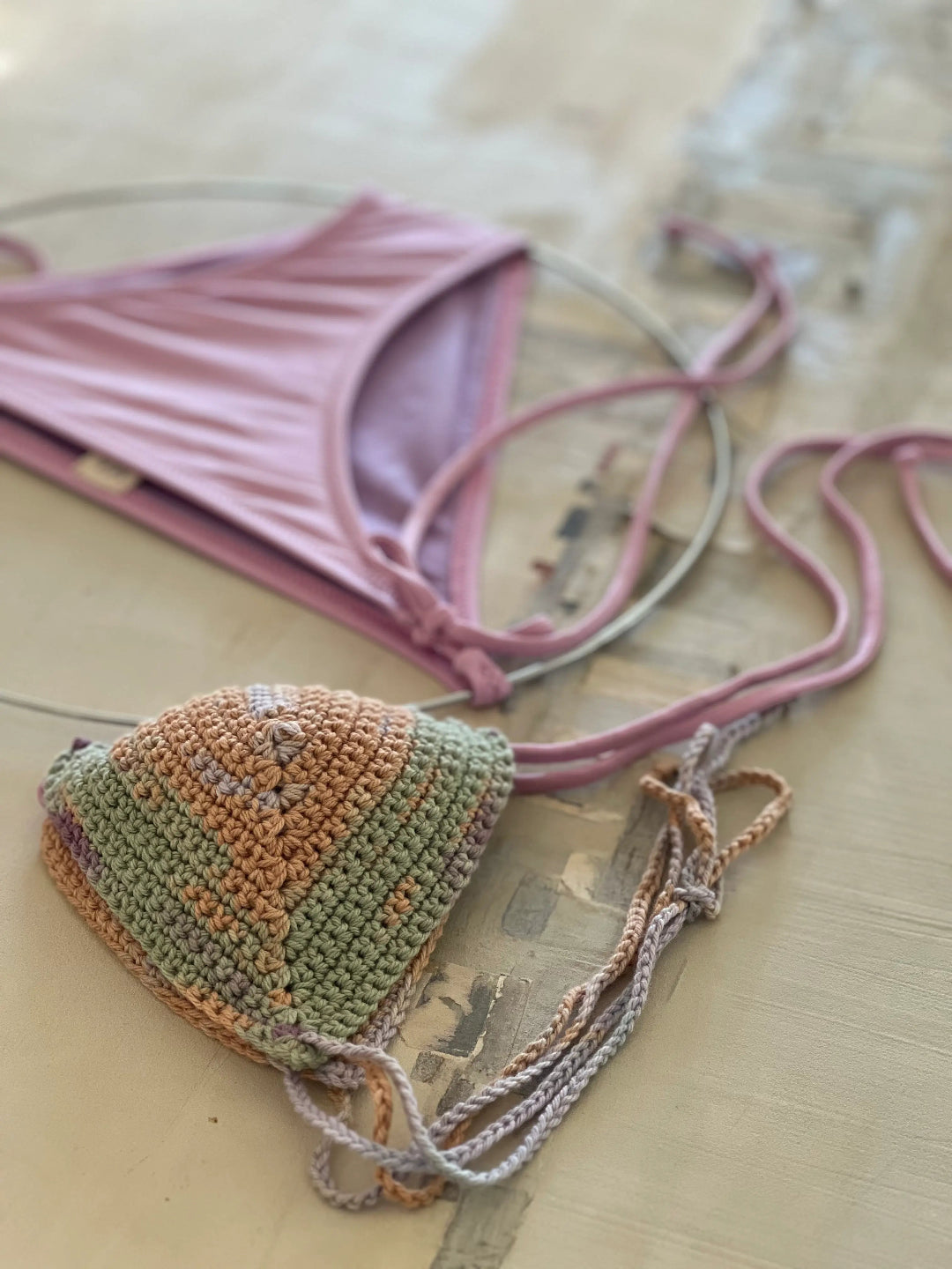 Bikini de ganchillo hecho a mano combinado con braguita de lycra de Maas Colors