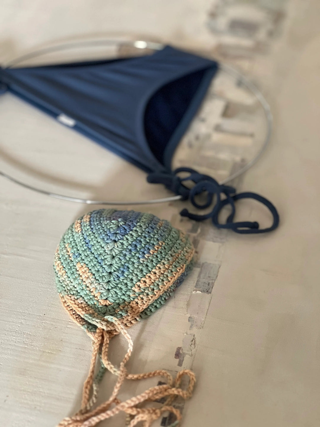 Bikini de ganchillo hecho a mano combinado con braguita de lycra de Maas Colors