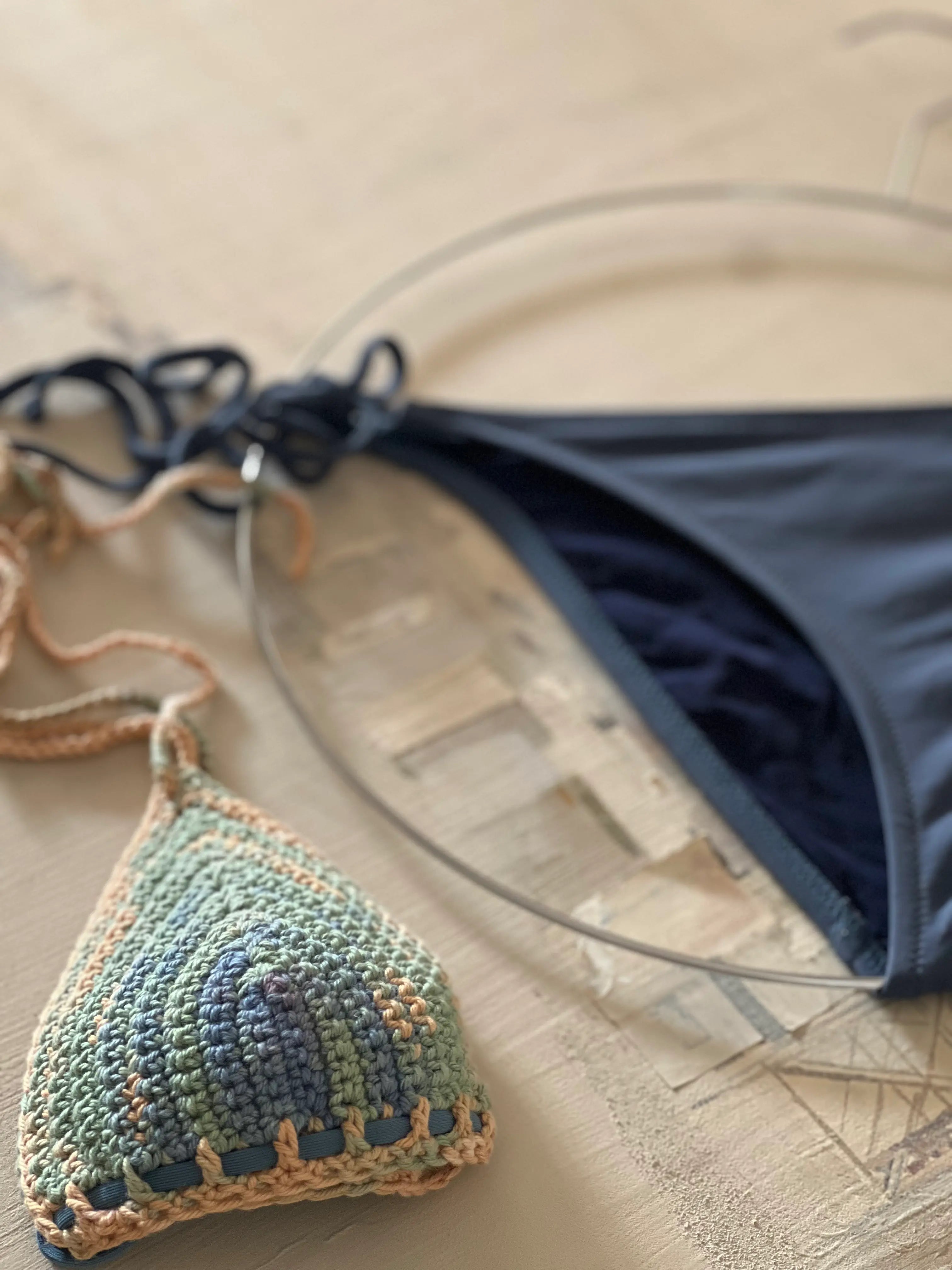 Bikini de ganchillo hecho a mano combinado con braguita de lycra de Maas Colors