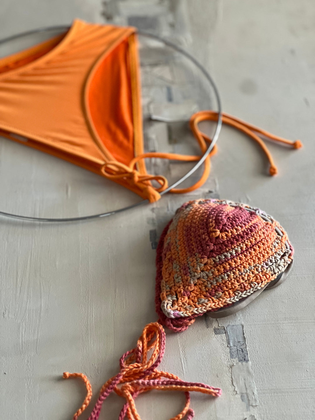 Bikini de ganchillo hecho a mano combinado con braguita de lycra de Maas Colors