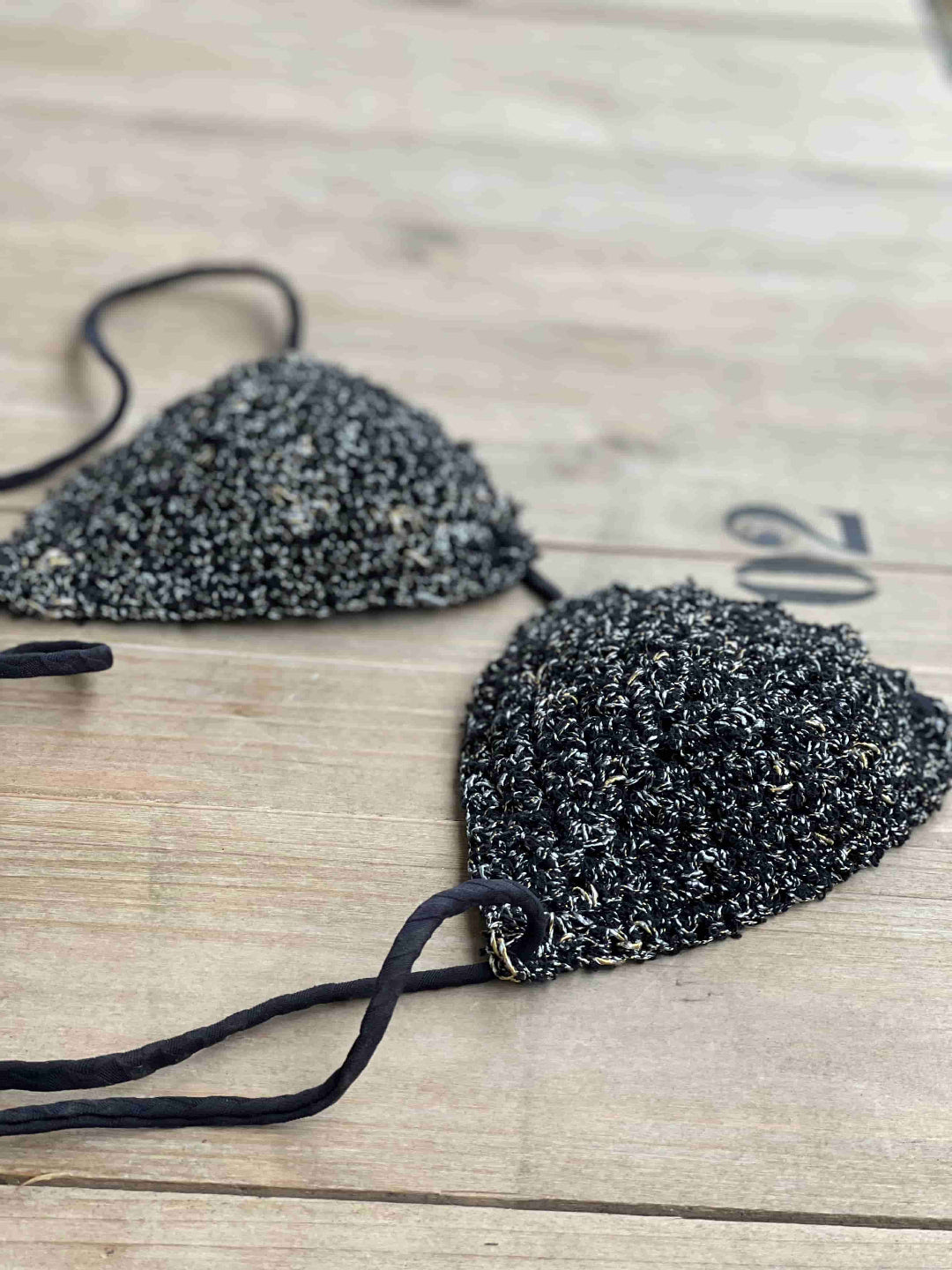 Bikini de ganchillo hecho a mano combinado con braguita de lycra de Maas Colors