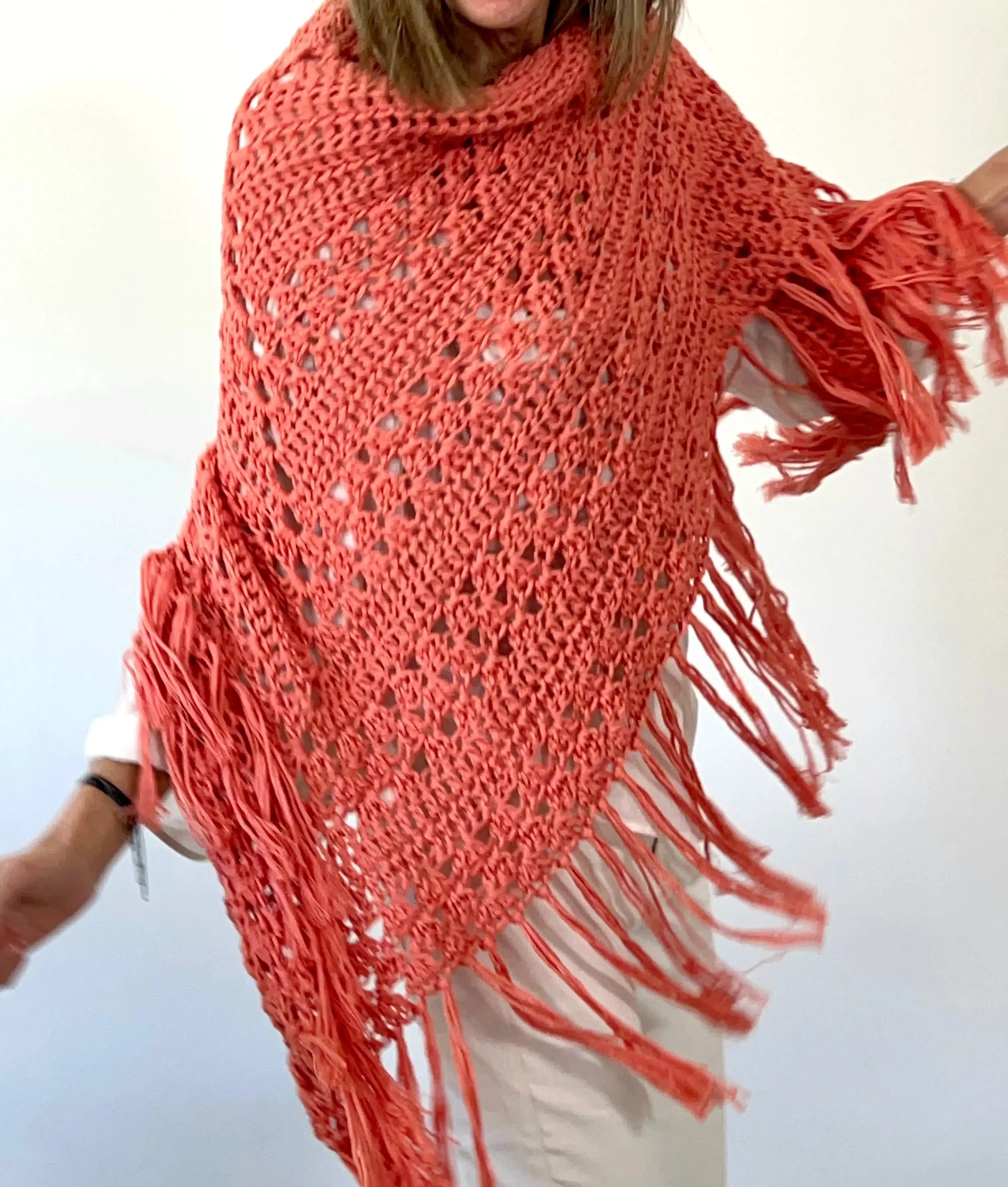Chal de crochet color salmón de algodón orgánico tejido a mano en Barcelona de Maas Colors