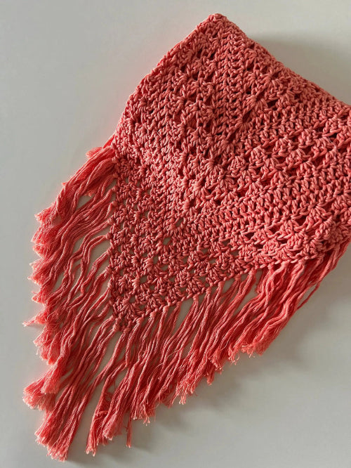 Chal de crochet color salmón de algodón orgánico tejido a mano en Barcelona de Maas Colors