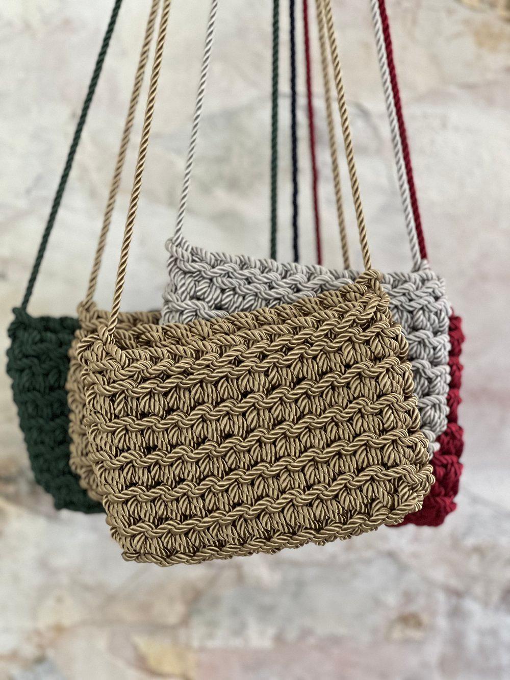 Mini bolso de cinta de raso tejido a mano en Barcelona de Maas Colors