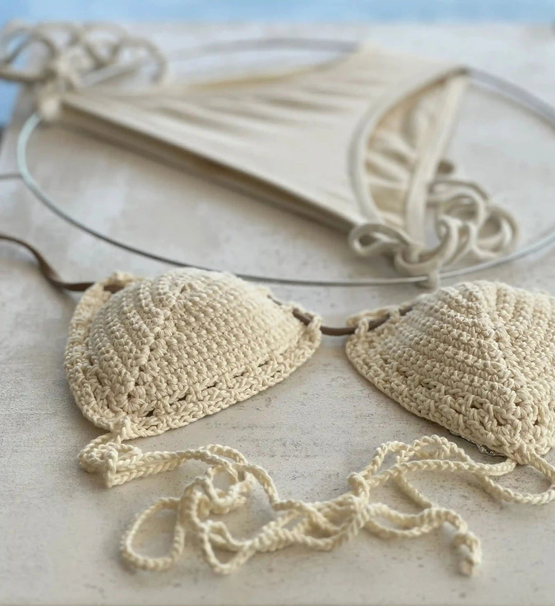 bikini de ganchillo hecho a mano con braguita de lycra de Maas Colors