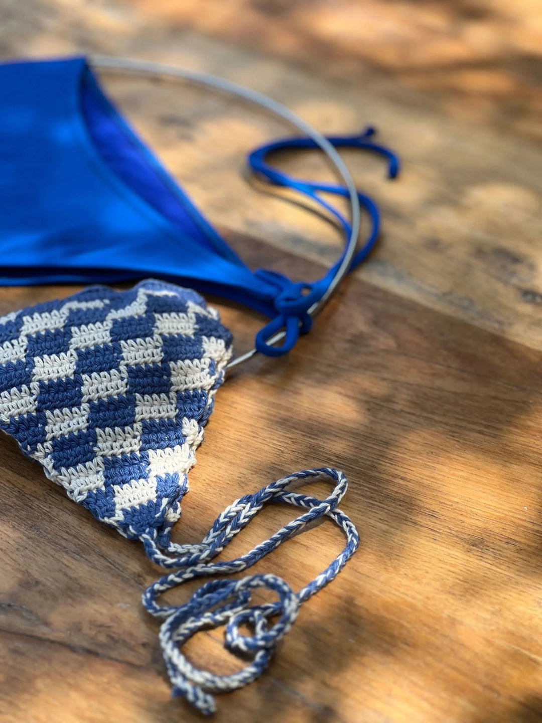 Bikini de ganchillo hecho a mano combinado con braguita de lycra de Maas Colors