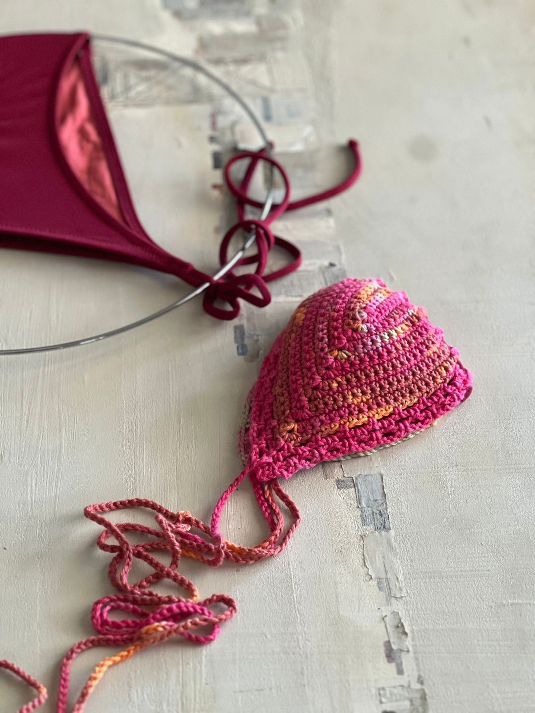 Bikini de ganchillo hecho a mano combinado con braguita de lycra de Maas Colors