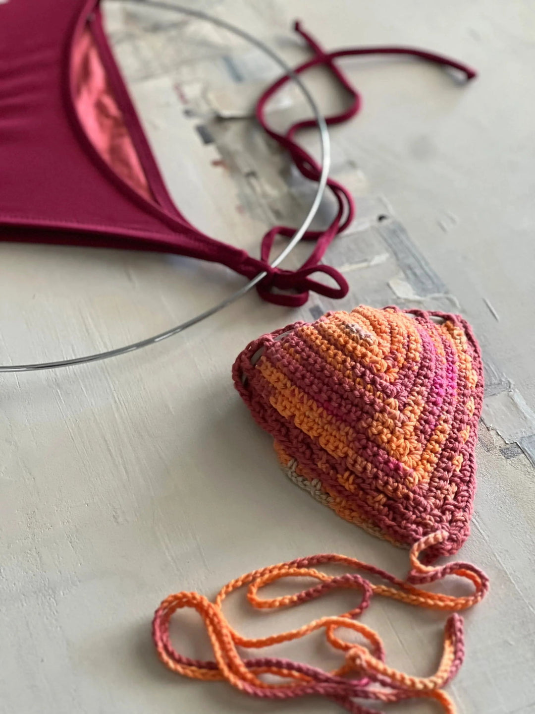 Bikini de ganchillo hecho a mano combinado con braguita de lycra de Maas Colors