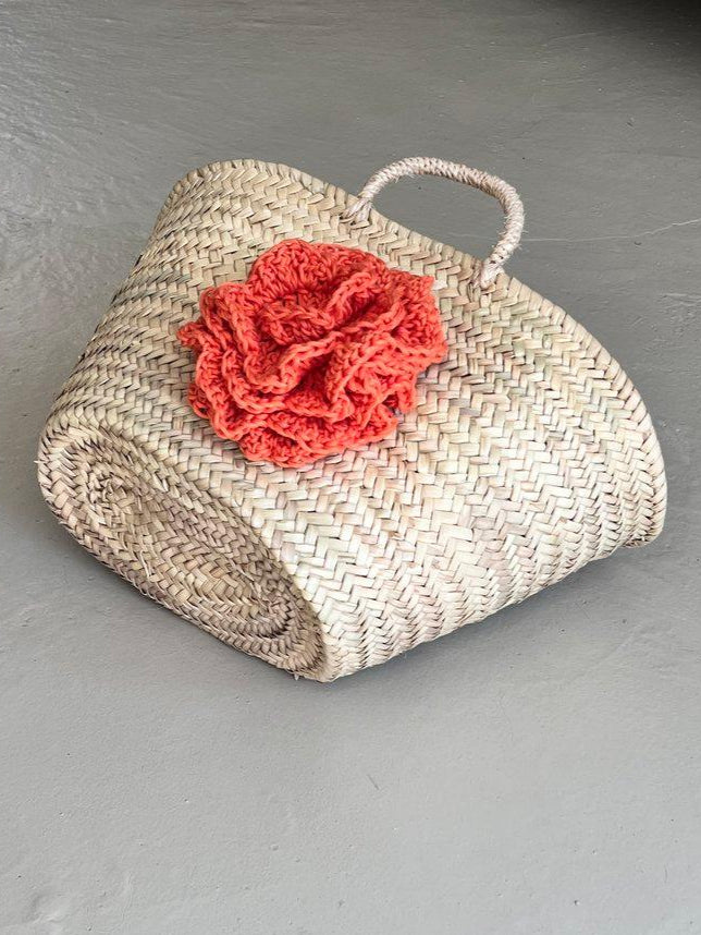 Cesto de mimbre con flor de ganchillo de algodón orgánico hecha a mano en Barcelona de Maas Colors