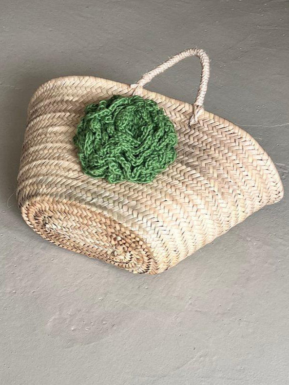 Cesto de mimbre con flor de ganchillo de algodón orgánico hecha a mano en Barcelona de Maas Colors