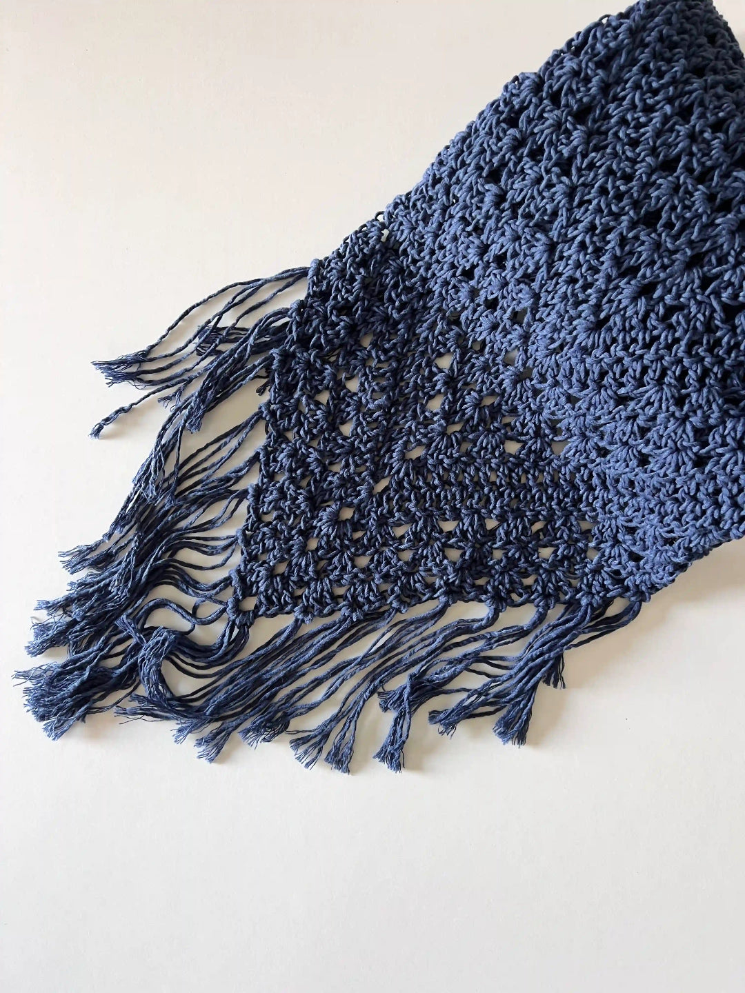 Chal de crochet de color azul de lana vegana tejido a mano en Barcelona de Maas Colors