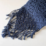 Chal de crochet de color azul de lana vegana tejido a mano en Barcelona de Maas Colors