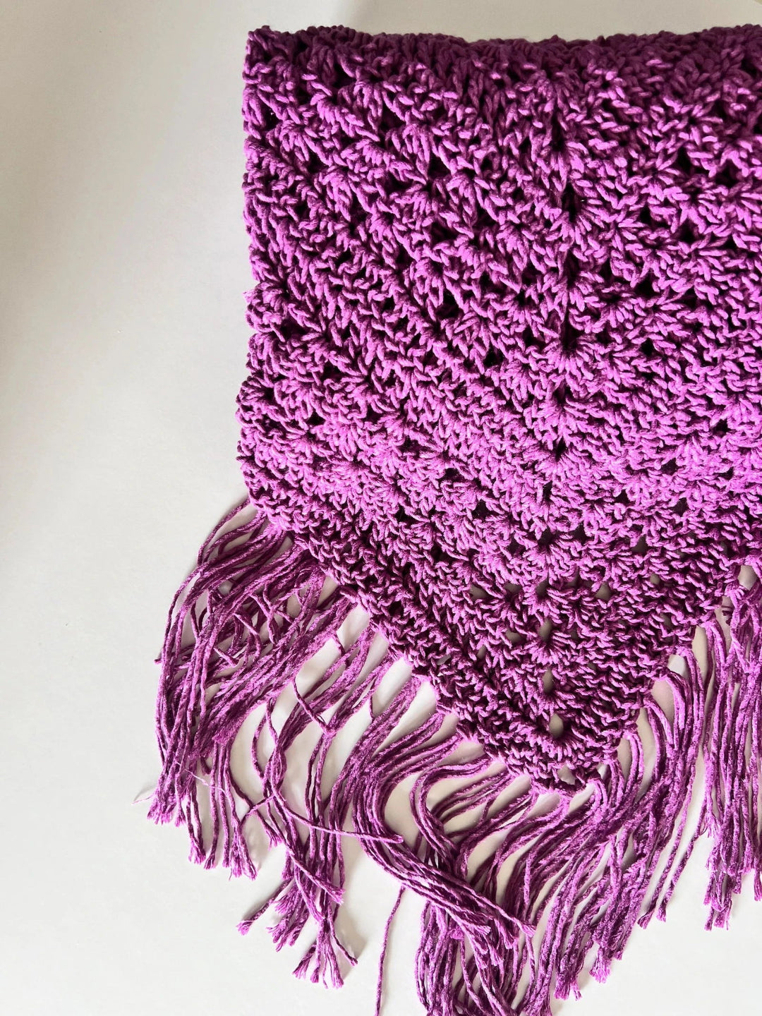 Chal de crochet de color buganvilla de lana vegana tejido a mano en Barcelona de Maas Colors