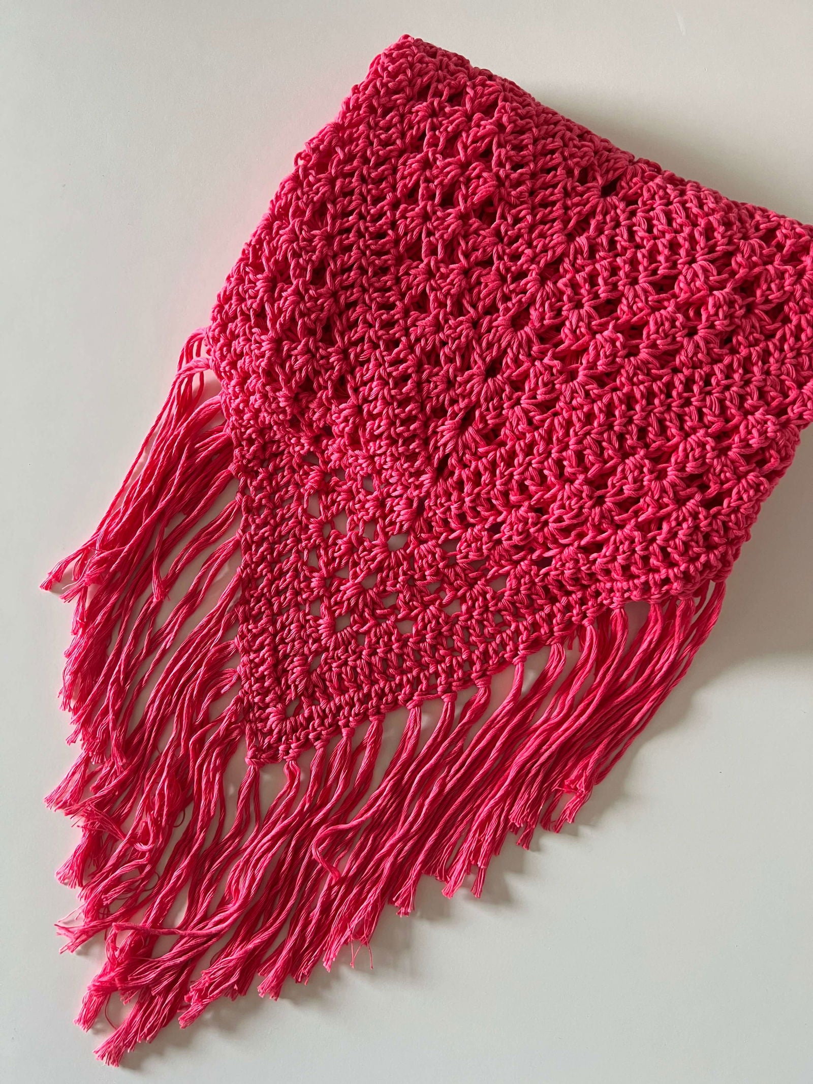 Chal de ganchillo color fucsia de algodón orgánico tejido a mano en Barcelona de Maas Colors
