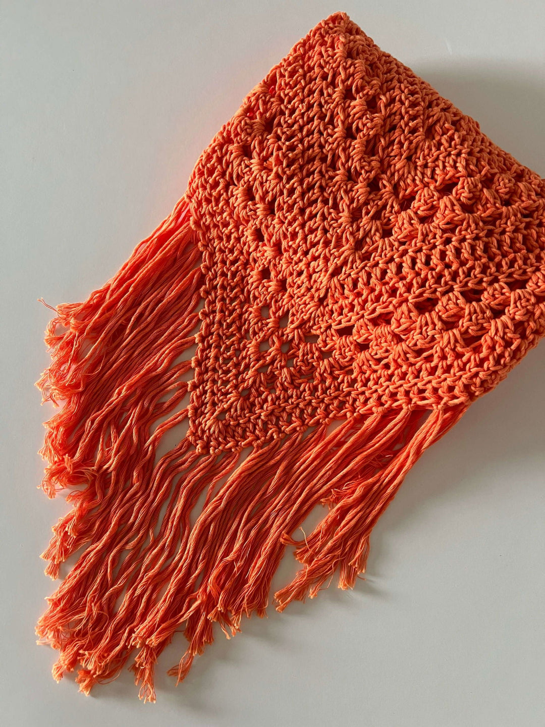 Chal de ganchillo color naranja de algodón orgánico tejido a mano en Barcelona de Maas Colors
