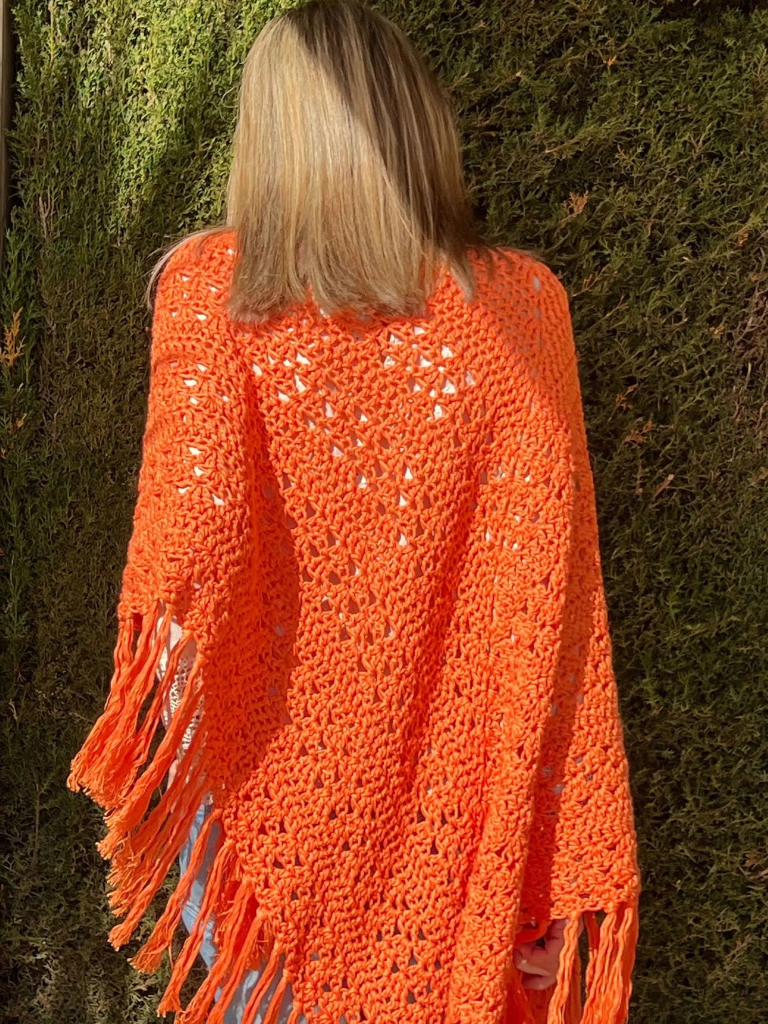 Chal de ganchillo color naranja de algodón orgánico tejido a mano en Barcelona de Maas Colors