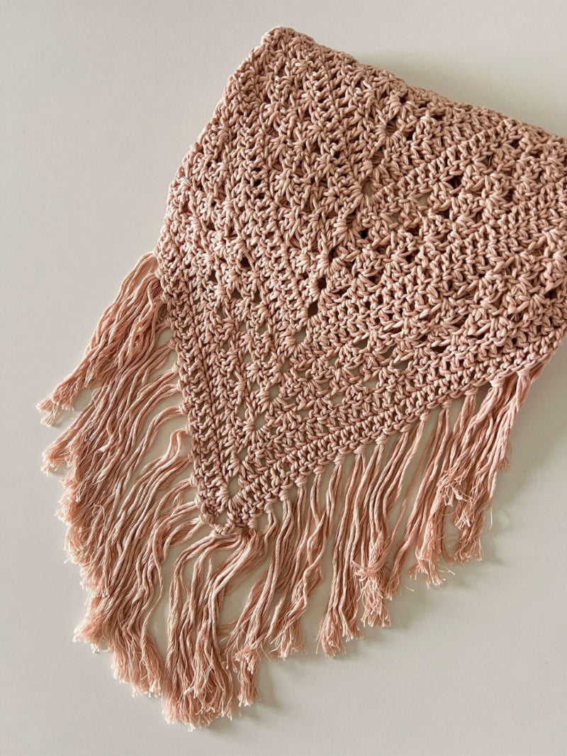 Chal de crochet color nude de algodón orgánico tejido a mano en Barcelona de Maas Colors