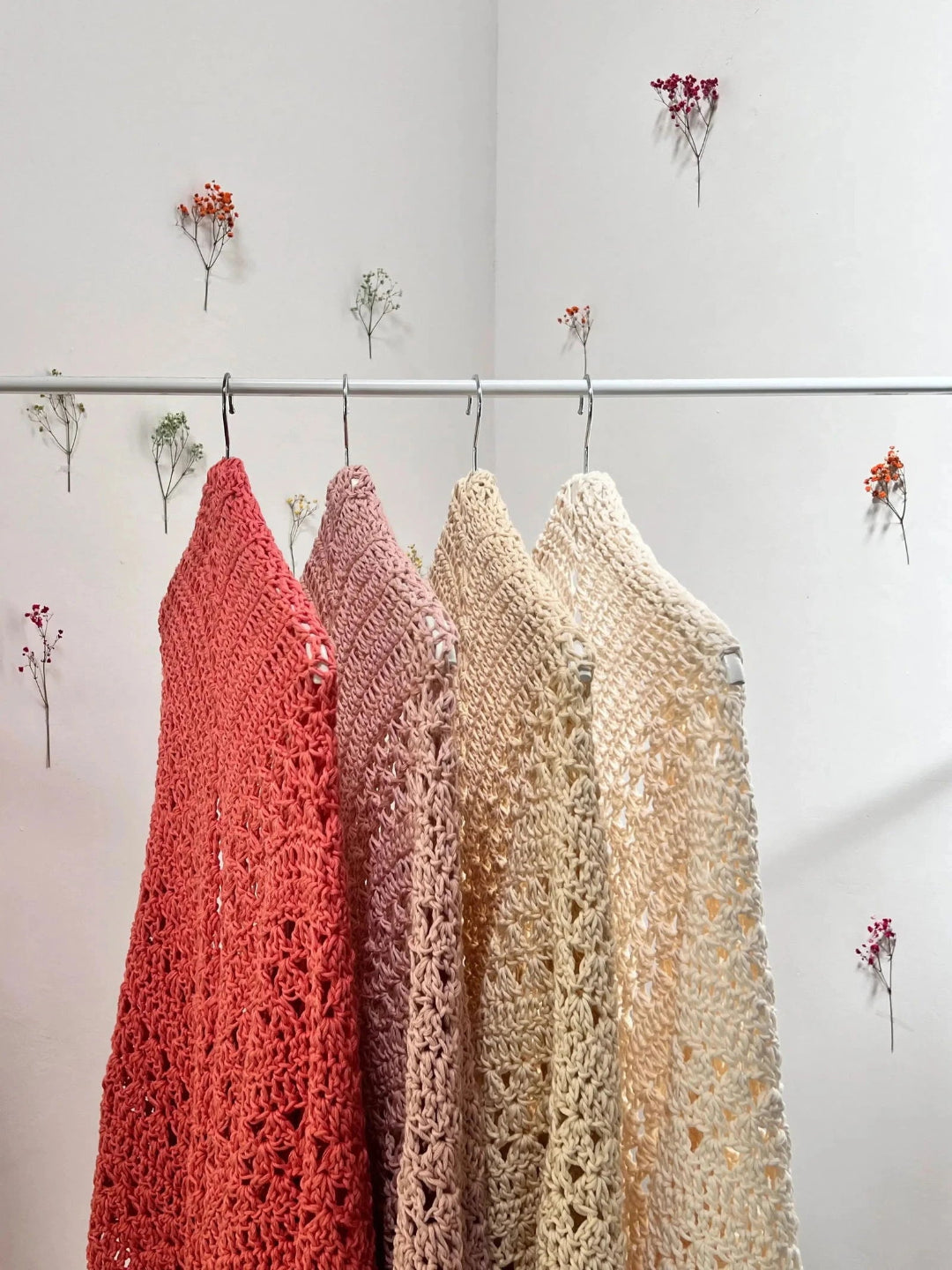 Chal de crochet color nude de algodón orgánico tejido a mano en Barcelona de Maas Colors