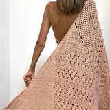 Chal de crochet color nude de algodón orgánico tejido a mano en Barcelona de Maas Colors