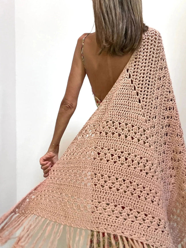 Chal de crochet color nude de algodón orgánico tejido a mano en Barcelona de Maas Colors