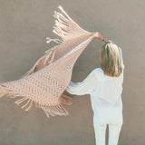 Chal de crochet color nude de algodón orgánico tejido a mano en Barcelona de Maas Colors