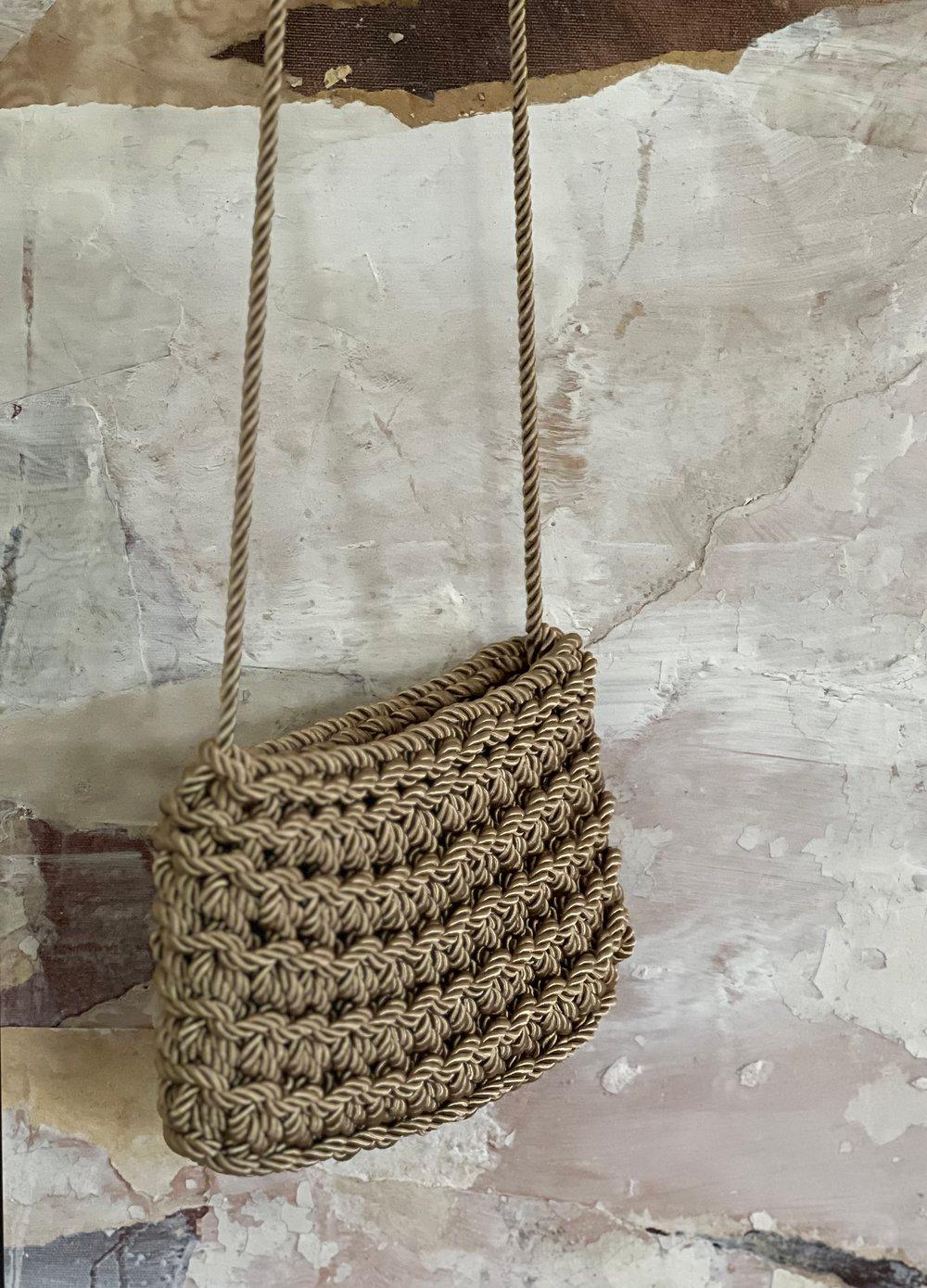 Mini bolso de cinta de raso tejido a mano en Barcelona de Maas Colors