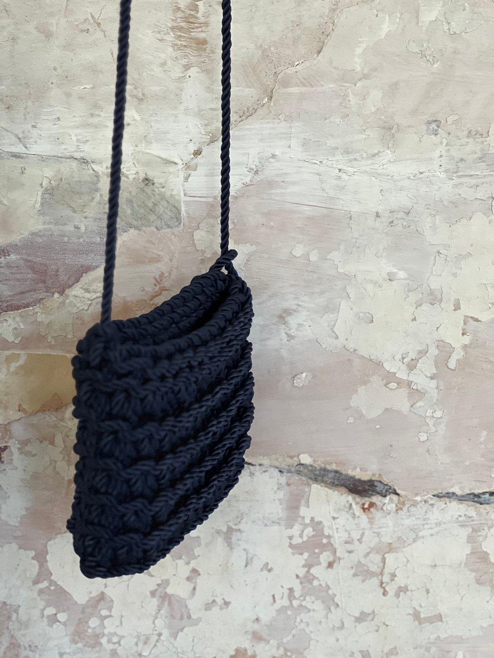 Mini bolso de cinta de raso tejido a mano en Barcelona de Maas Colors