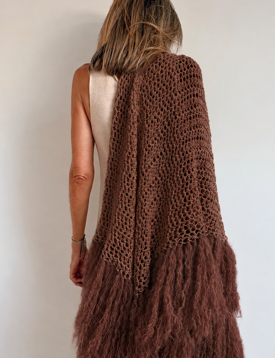 Chal artesanal de algodón orgánico color chocolate con flecos de mohair - Maas colors - Vista modelo  