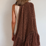 Chal artesanal de algodón orgánico color chocolate con flecos de mohair - Maas colors - Vista modelo  