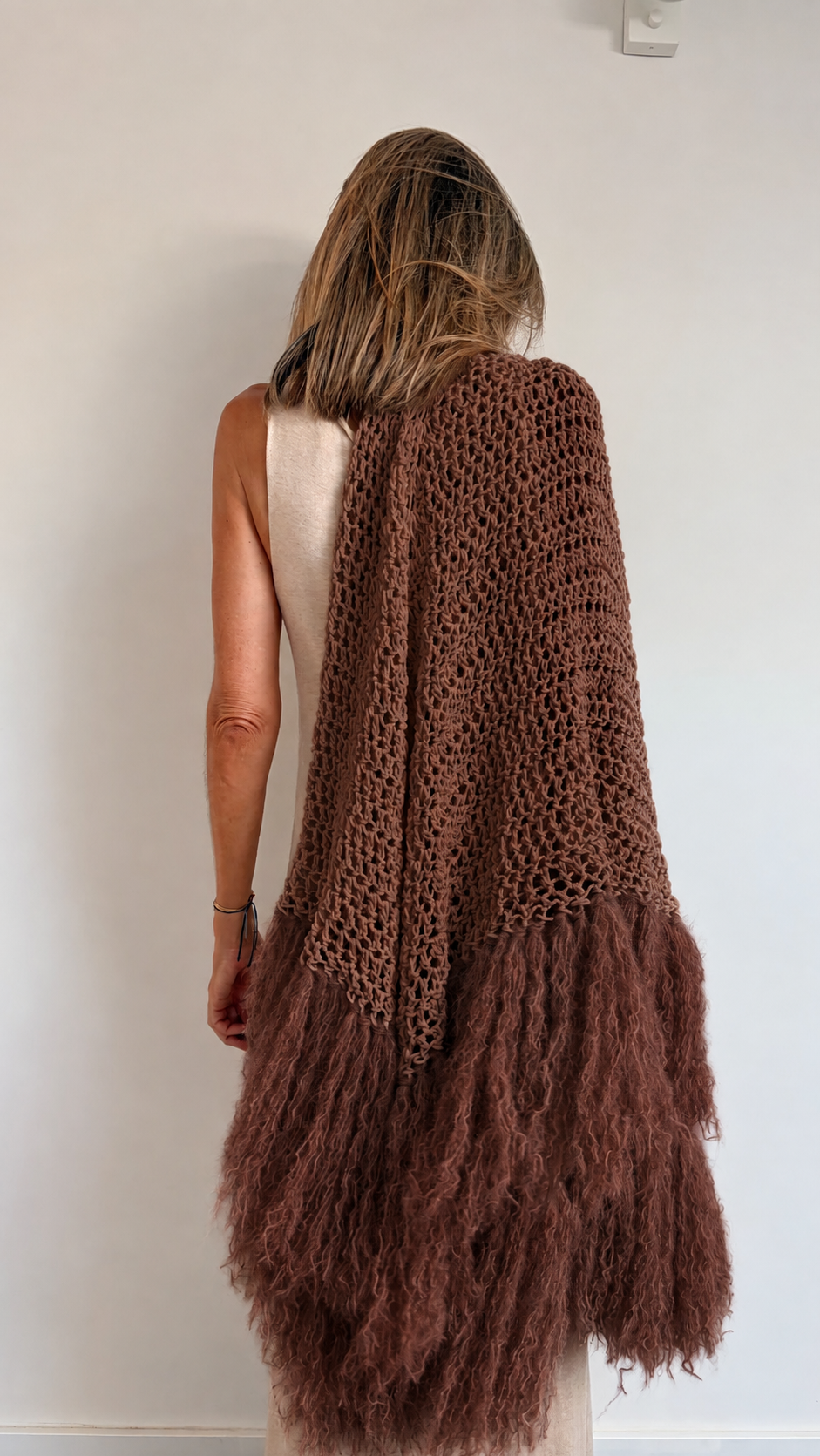 Chal artesanal de algodón orgánico color chocolate con flecos de mohair - Maas colors - Vista modelo  