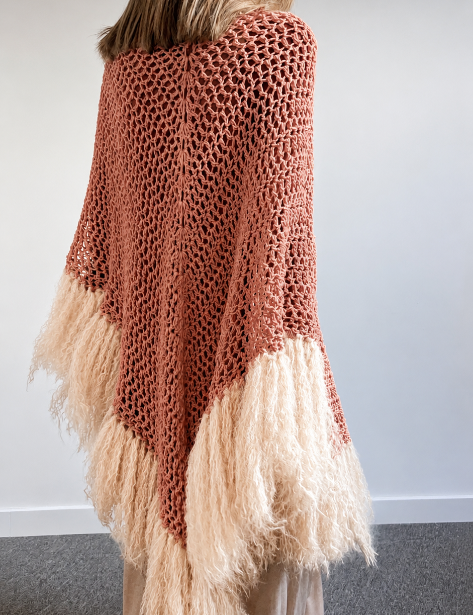 Chal artesanal de algodón orgánico color nude con flecos de mohair - Maas colors - Vista modelo  