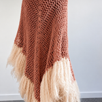Chal artesanal de algodón orgánico color nude con flecos de mohair - Maas colors - Vista modelo  