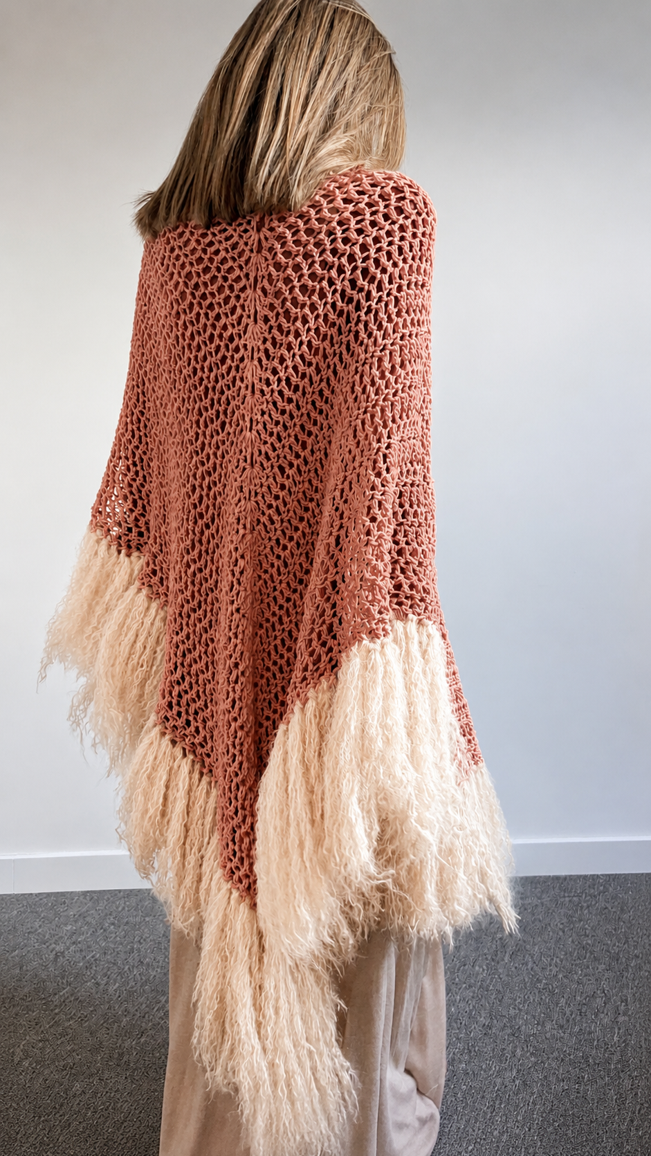 Chal artesanal de algodón orgánico color nude con flecos de mohair - Maas colors - Vista modelo  