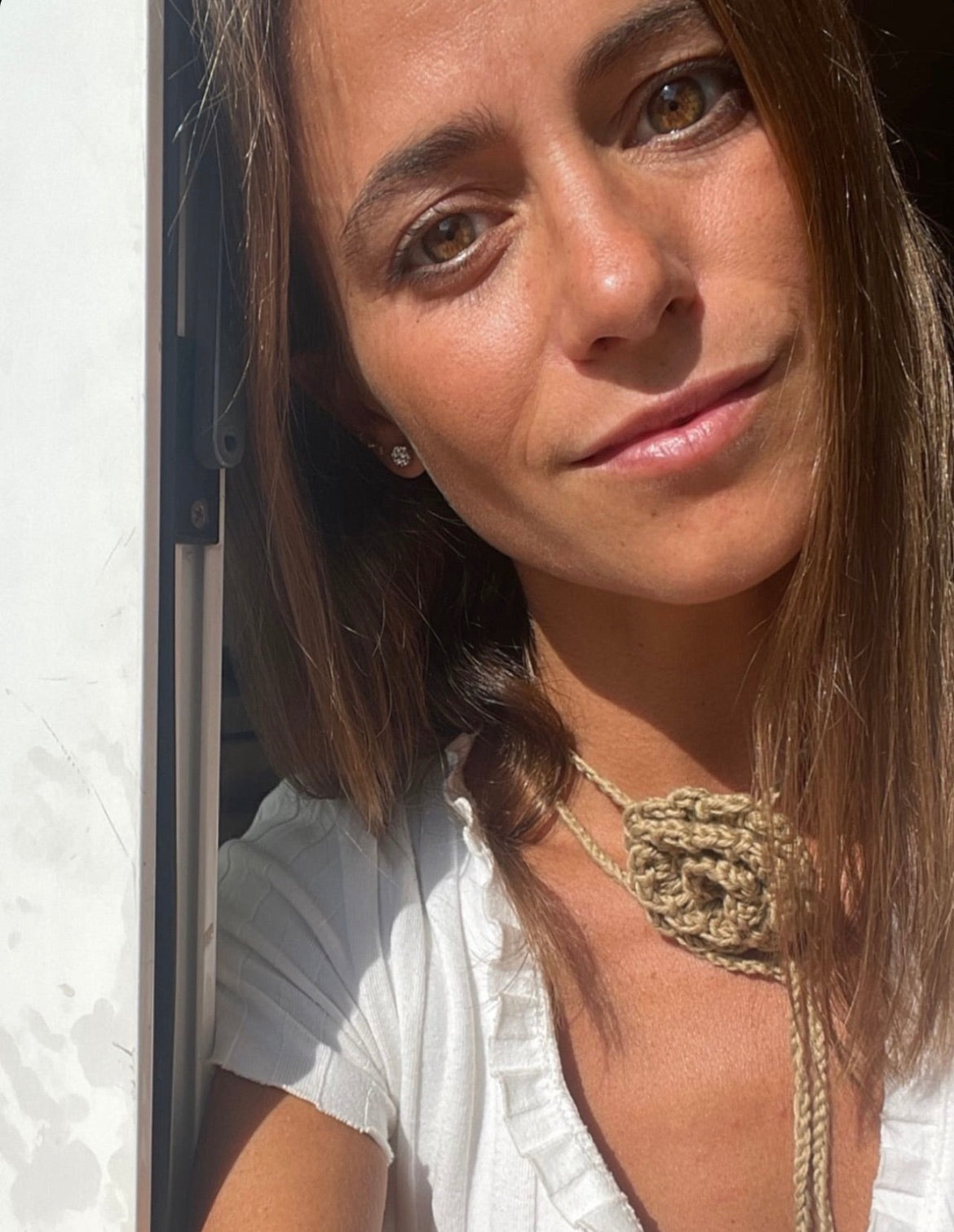 flor camel de ganchillo hecha a mano en Barcelona de Maas Colors 