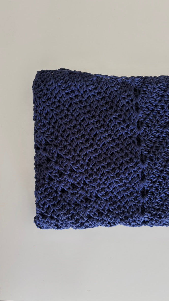 Chal de crochet color nude  de algodón orgánico tejido a mano en Barcelona de Maas Colors detalle 