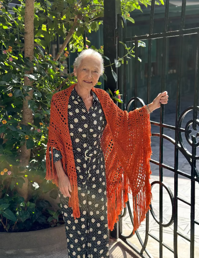 Chal de ganchillo color caldera  de algodón orgánico tejido a mano en Barcelona de Maas Colors modelo