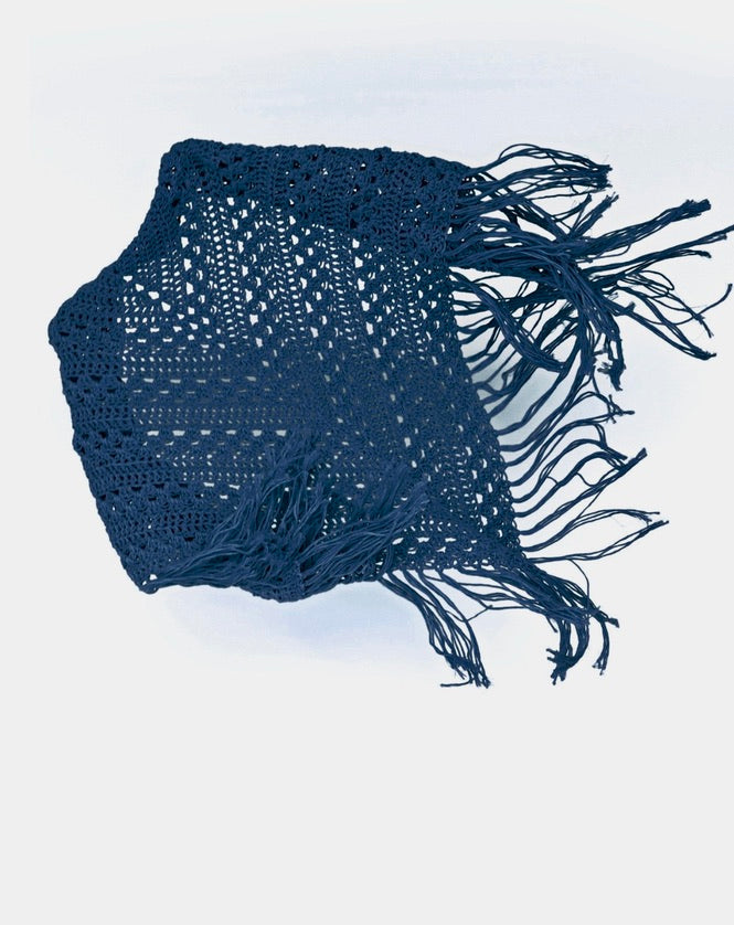 Chal de crochet color azul  de algodón orgánico tejido a mano en Barcelona de Maas Colors movimiento 
